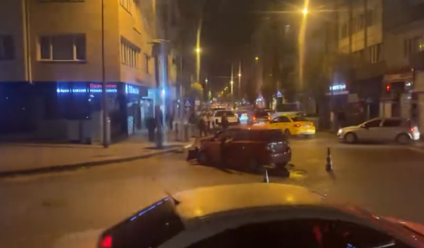 Eskişehir'de iki otomobil birbirine girdi: Maddi hasar oluştu