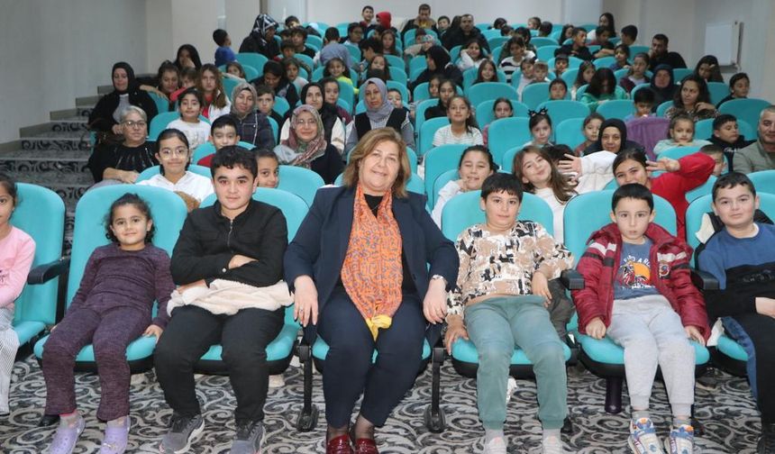 Çifeteler'de çocuklar için ücretsiz çizgi film gösterimi yapıldı