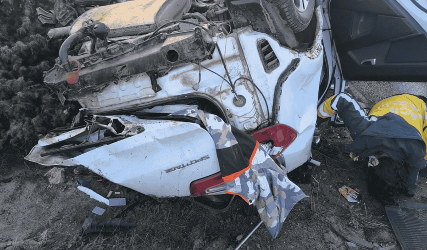 Komşuda takla atan otomobil can aldı: 2'si çocuk 3 yaralı