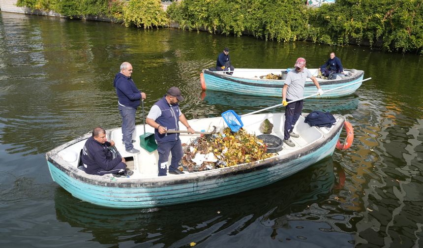 Porsuk Çayı'nda temizlik çalışmaları başladı: "Ekiplerimiz her gün sahada kilolarca çöp topluyor"