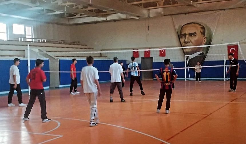 Mahmudiye Voleybol GSB Spor Okulları çalışmaları sürüyor