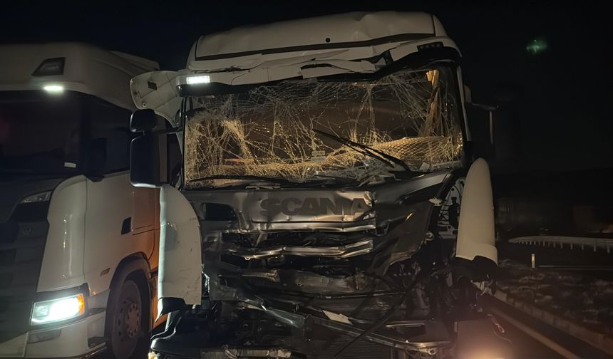 Afyonkarahisar'da iki tır ve bir otomobil kaza yaptı