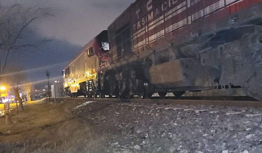 Tren yolunda feci kaza: Lokomotifin çarptığı 16 yaşındaki genç can verdi