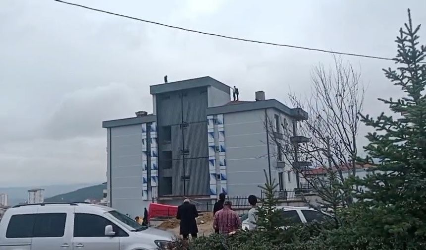 Bilecik'te çatıya çıkan işçi canına kıymaya kalkıştı!