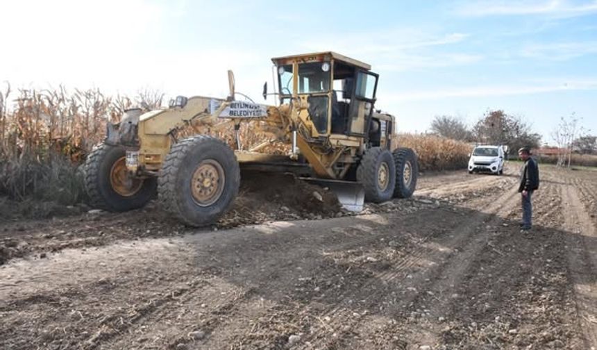 Beylikova’da tarım arazilerine ulaşımı kolaylaştıran yol çalışmaları sürüyor