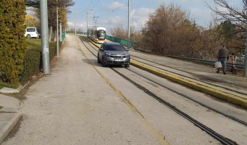 Eskişehir’de tramvay yoluna giren sürücü tepki çekti
