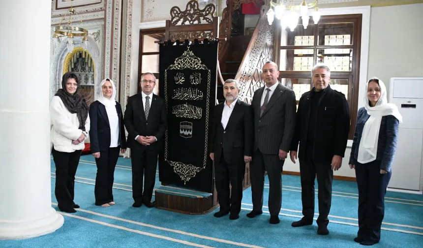 Sivrihisar'da bulunan Aziz Mahmud Hüdayi Cami minber örtüsü yenilendi