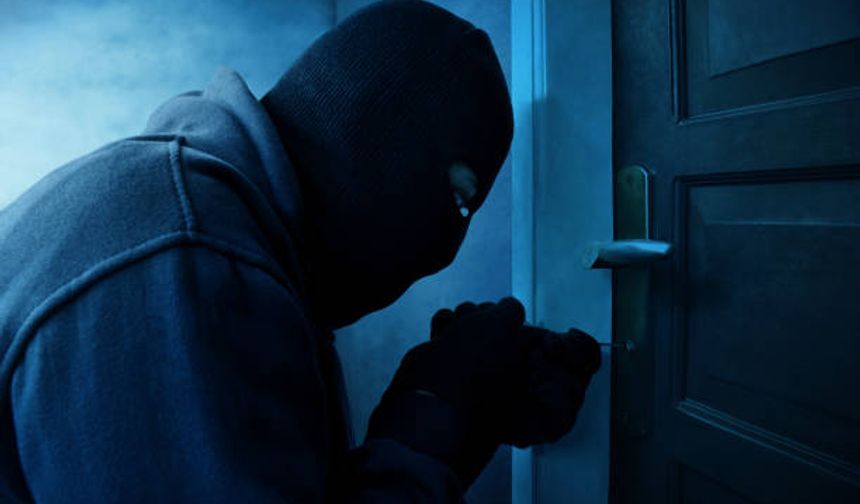 Eskişehir'de 'mezarcıyız' diyerek 20 evi soymuşlar!