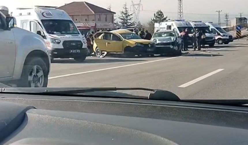 Eskişehir'de zincirleme kaza! Yaralılar var: 3 ambulans sevk edildi