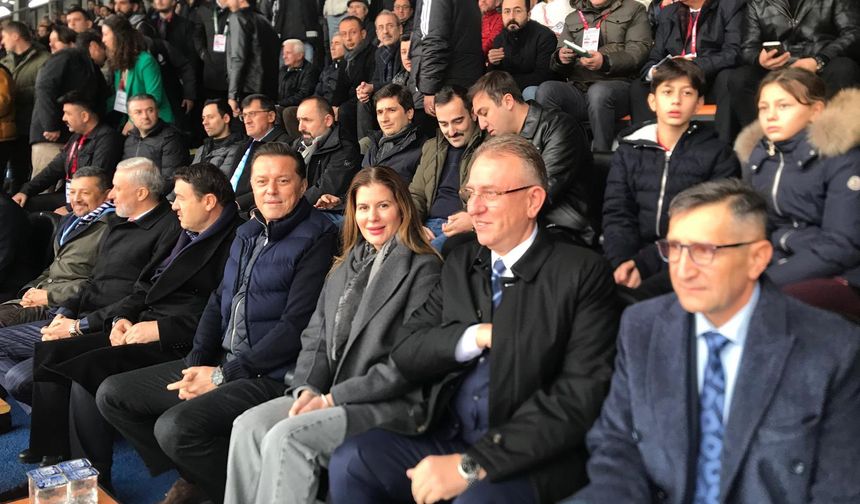 Hatipoğlu tribünde