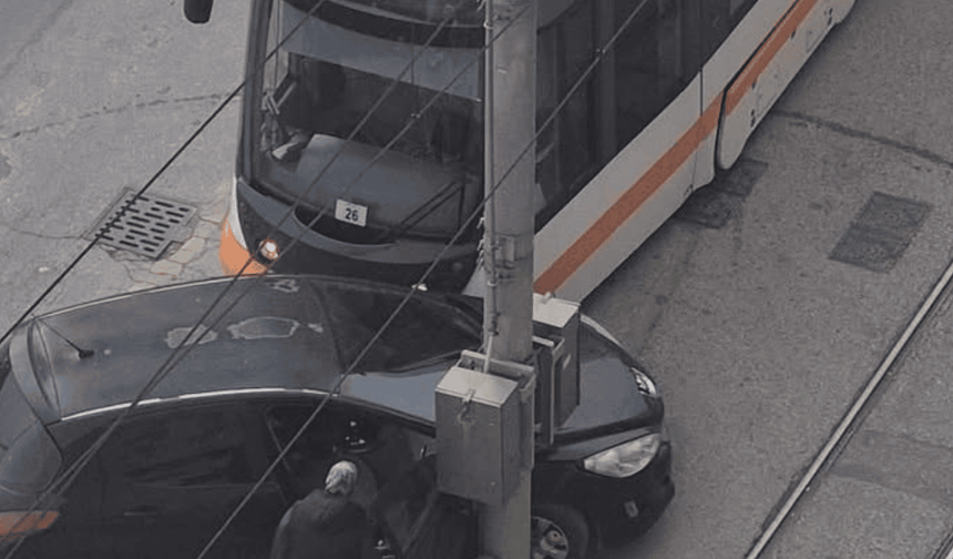 Eskişehir'de otomobil tramvay ve elektrik direği arasında sıkıştı
