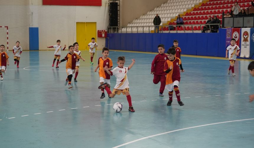 Eskişehir'de Geleneksel Mini Minikler Futsal Şenliği başladı