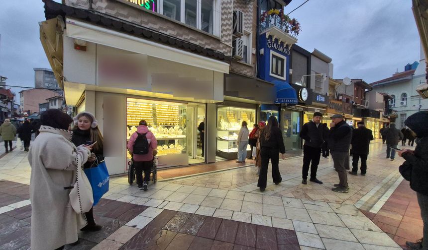 Eskişehir'de yaşlı kadın dolandırıcılık tuzağından esnaf sayesinde kurtuldu: "Korkudan titriyordu"