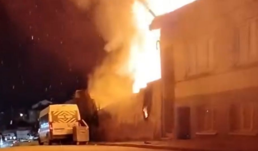 Eskişehir'de depoda yangın: Alevler bir anda sardı! Mahalleli sokağa döküldü...