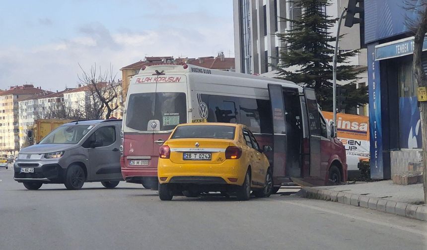 Eskişehir'de kaza: Taksi ve dolmuş çarpıştı
