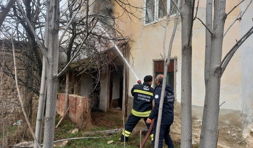 Eskişehir'de yangın çıkan ev kullanılamaz hale geldi