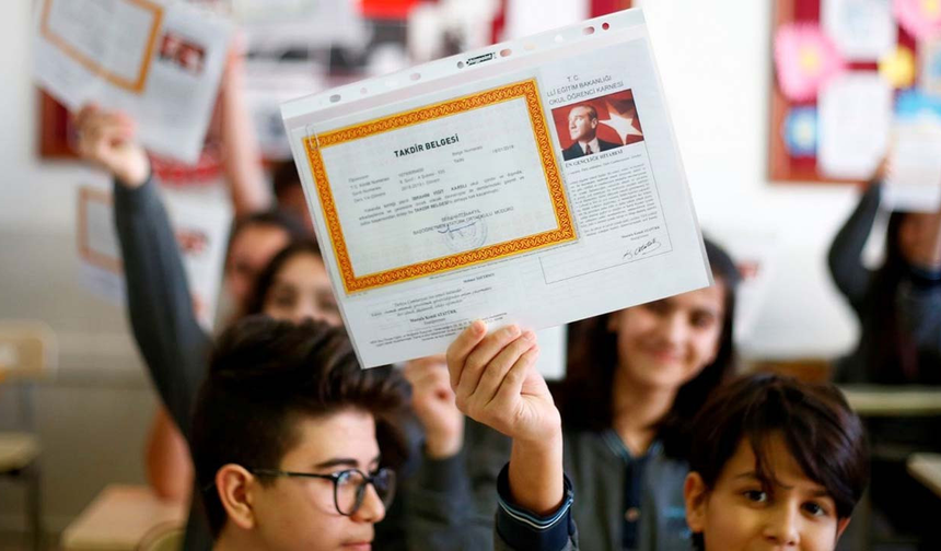 Eskişehir'de 147 bin öğrenci karne aldı... Yarıyıl tatili bugün başlıyor!