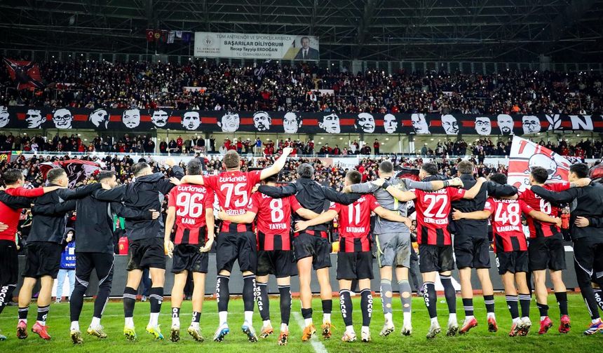 Şampiyonluk yolunda sen de tribünde ol!