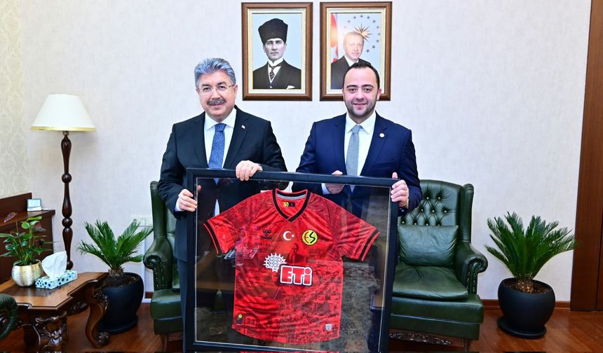 Vali Yılmaz'dan Eskişehirspor'a destek: "Üst lig yolunda başarılar"