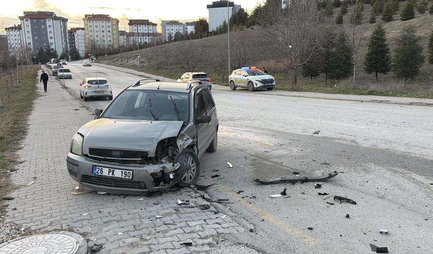 Eskişehir'de belediye otobüsü ve iki otomobil çarpıştı: 6 yaralı