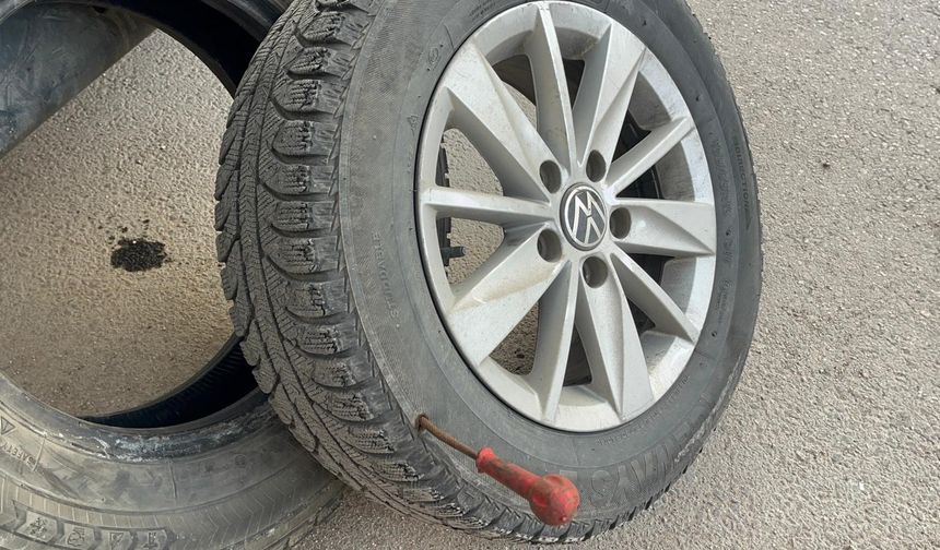 Eskişehir’de kimliği belirsiz şüpheli 2 otomobile zarar verdi