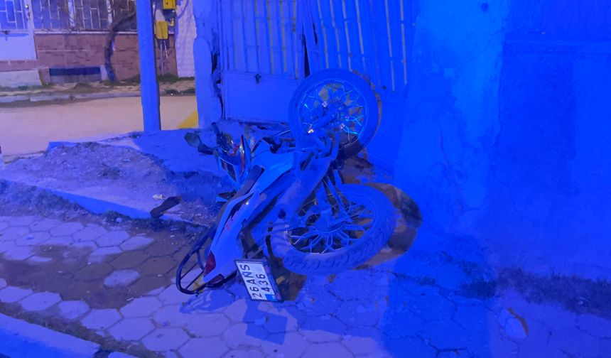 Eskişehir'de motosiklet önce yayaya sonra duvara çarptı