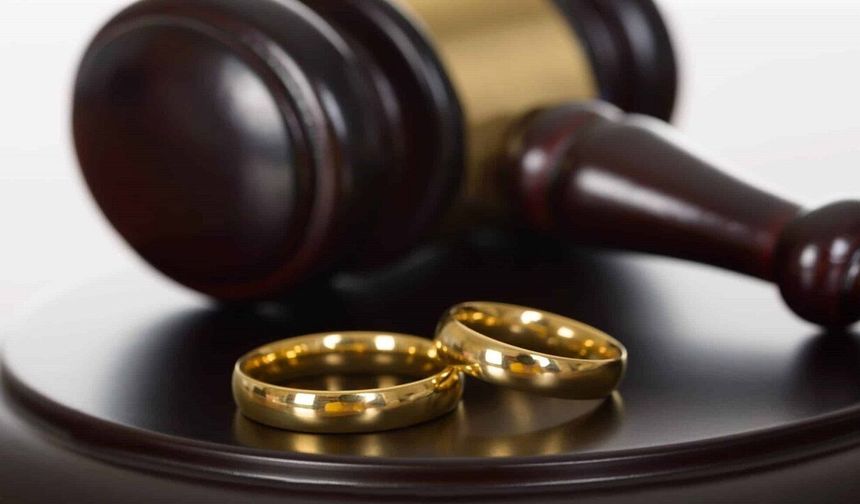8 yıllık evlilik sessiz sedasız bitti! Ünlü çift tek celsede boşandı