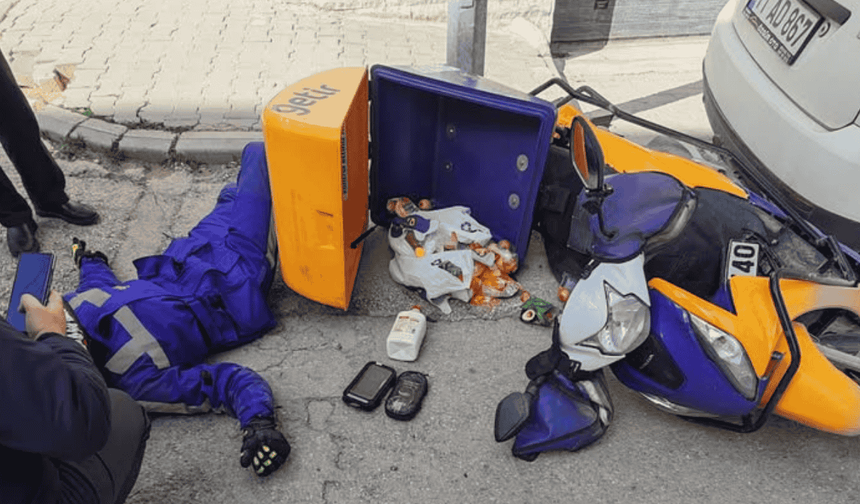 Emek Mahallesi'nde kaza: Kurye yere savruldu, gören yardıma koştu