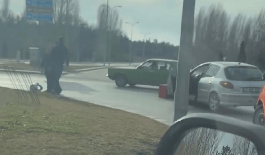 Eskişehir'de otomobil motosikletli kuryeye çarptı