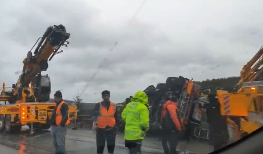 Eskişehir yolunda beton mikseri devrildi!