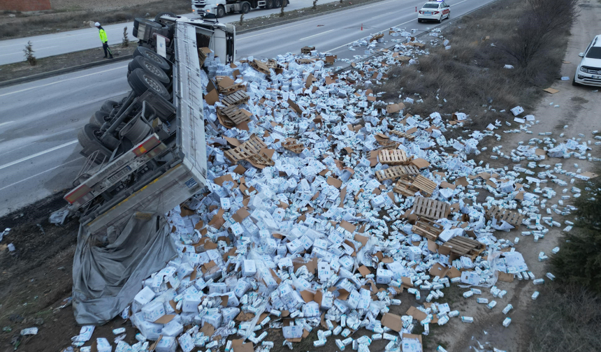 Eskişehir yolunda TIR devrildi: Tonlarca süt yola saçıldı
