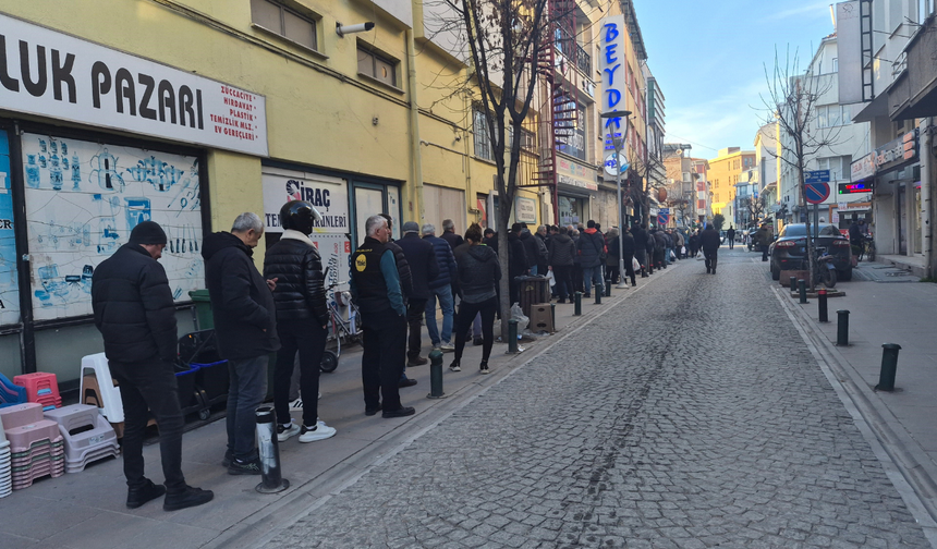Eskişehir'de fırınların önünde metrelerce pide kuyruğu oluştu