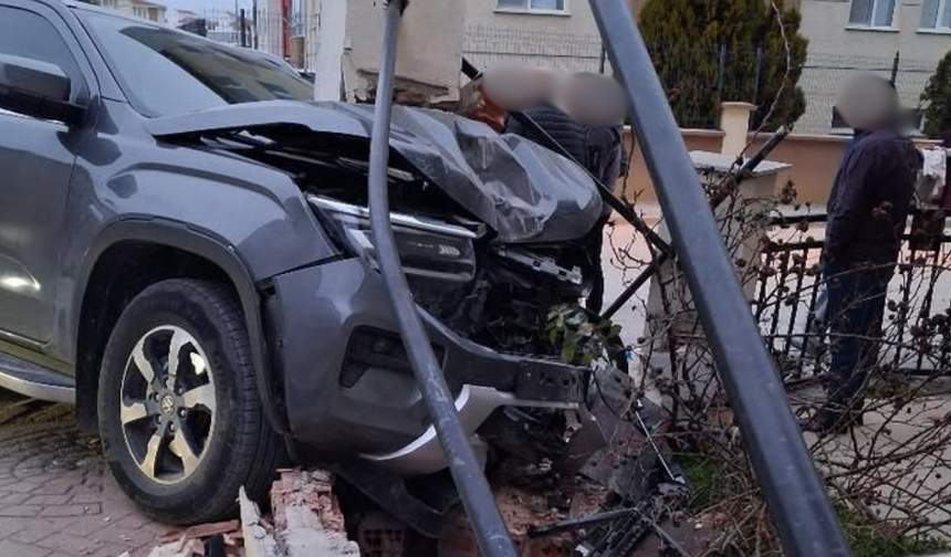 Eskişehir'de otomobil bahçe duvarına girdi