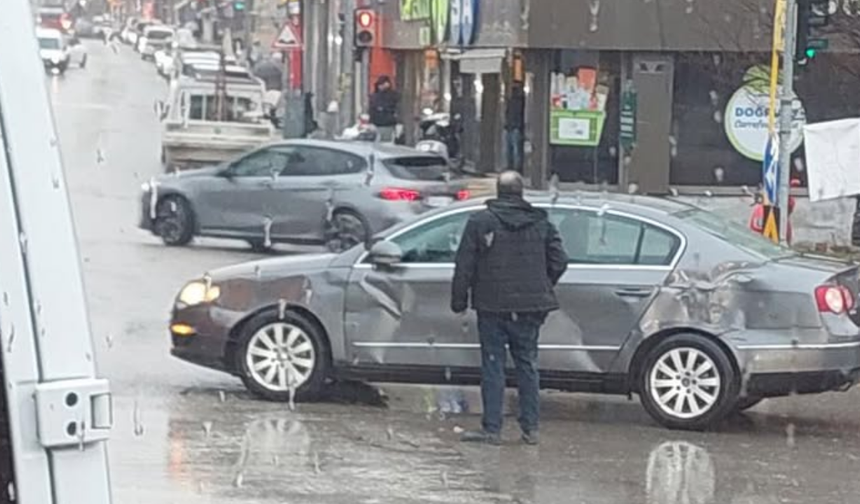 Eskişehir'de otomobil ile beton dökme kamyonu çarpıştı