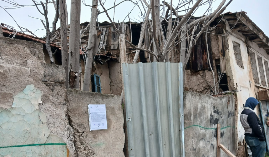 Eskişehir'de tehlike saçan metruk bina için yıkım kararı