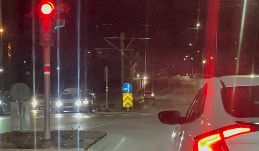 Eskişehir'de trafikte pes dedirten görüntü: Tramvay raylarına girdi...