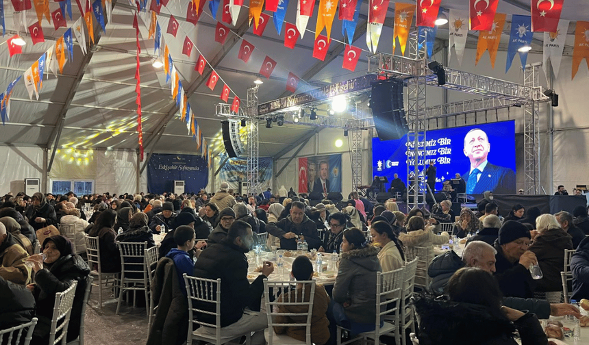 Eskişehir'de yüzlerce vatandaş Dede Korkut Parkı'nda dualarla orucunu açtı