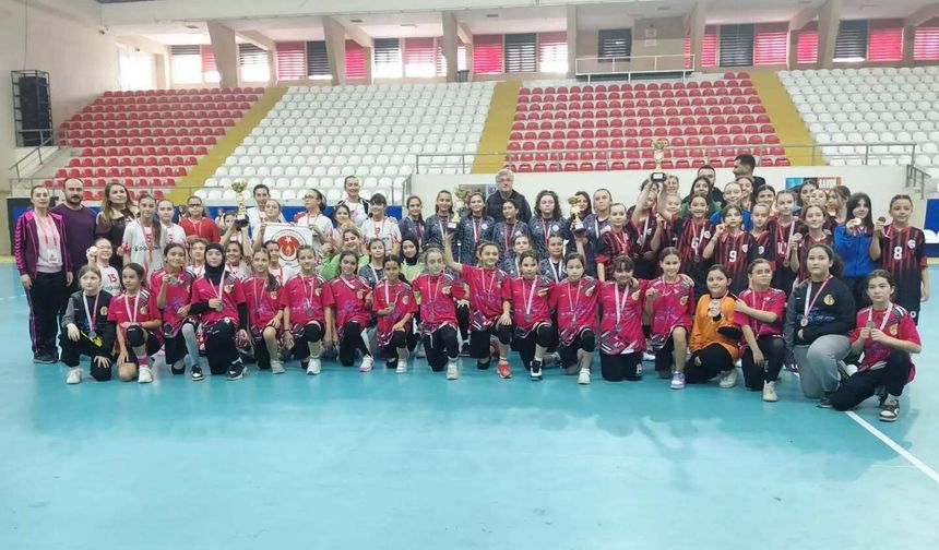 Eskişehir'de hentbol heyecanı sona erdi: Küçük kız/erkek il birincileri belli oldu