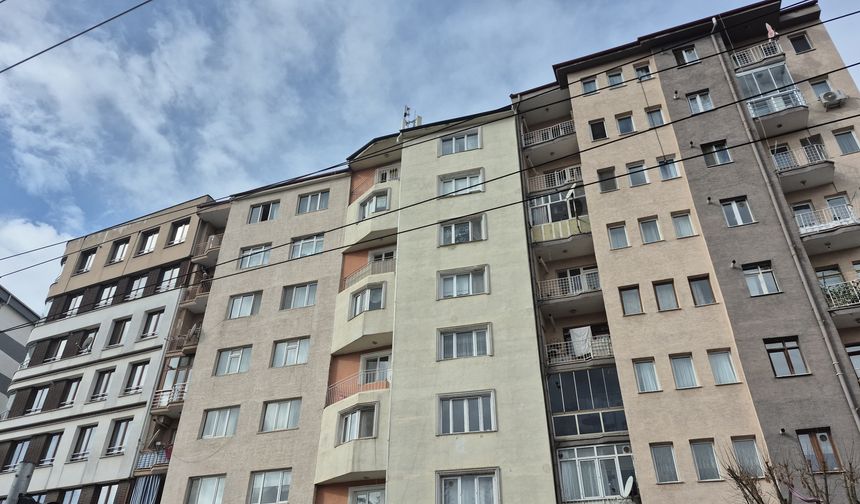 Eskişehir’de 7 katlı binanın çatısından düşen işçi ağır yaralandı