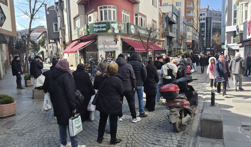 Eskişehir'de indirimli ürünler izdiham yarattı: Metrelerce kuyruk oluştu