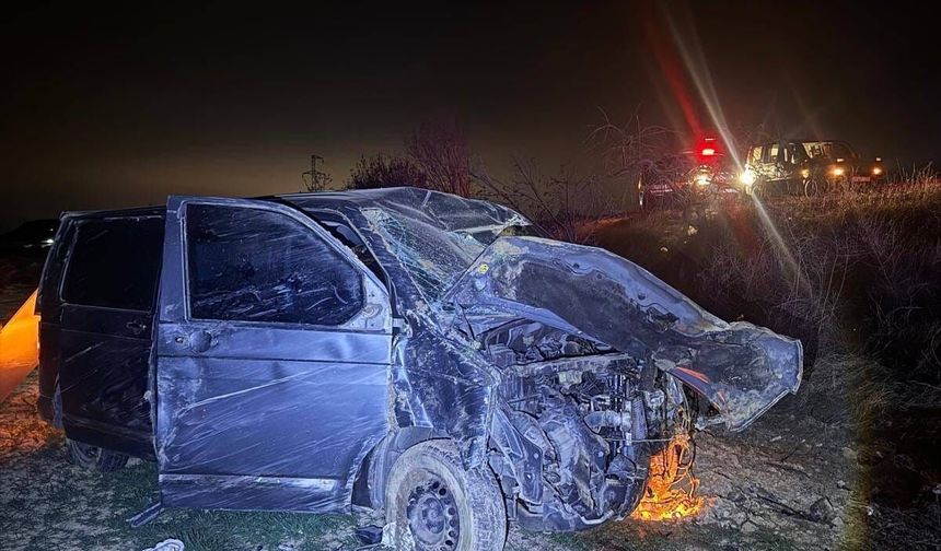 Yol kenarındaki ağaca çarpan araç hurdaya döndü: Yaralılar var