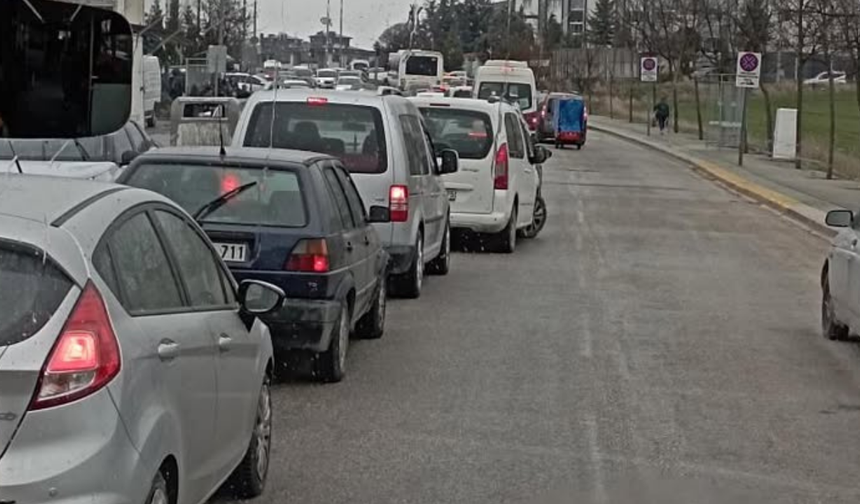 Arife günü Eskişehir Asri Mezarlığı'nın önünde araç kuyruğu oluştu