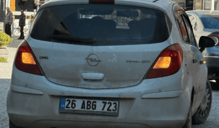 Eskişehir'de sorumsuz sürücü trafiği felç etti: Korna çalanlara da sinirlendi!