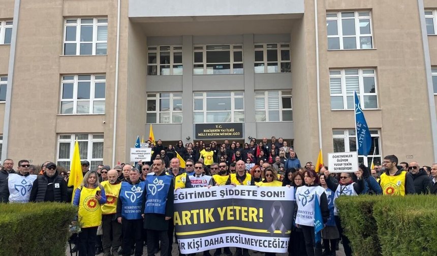 Hayatını kaybeden öğretmen Fatma Nur Çelik için Eskişehir’de bir araya gelindi: “Bu acının üzeri örtülmemelidir”
