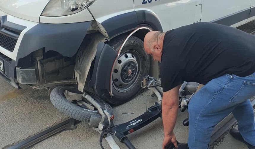 Eskişehir'de bisiklet servis aracının altında kaldı: Yaralı hastaneye kaldırıldı