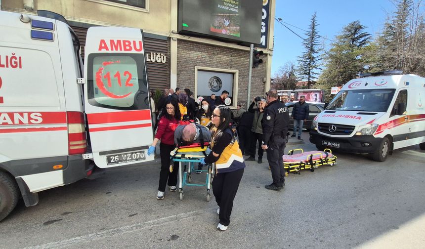 Eskişehir'de otomobil yayaların arasına daldı: 5 yaralı!