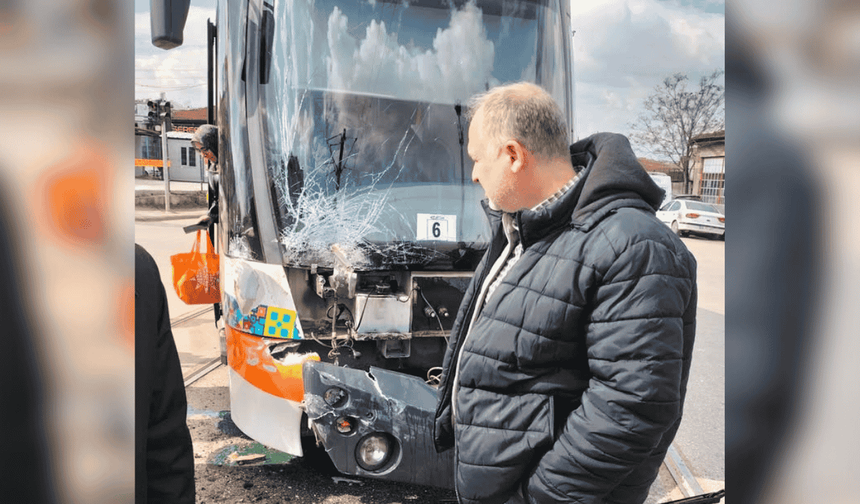 Eskişehir'de tramvay kaza yaptı, seferler aksadı