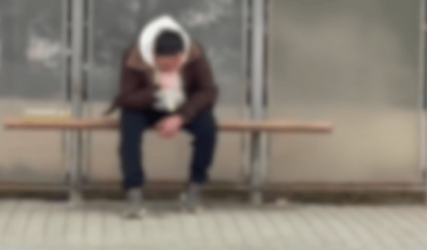 Eskişehir'deki okulun yakınında korkutan manzara: Otobüs durağında madde kullandı