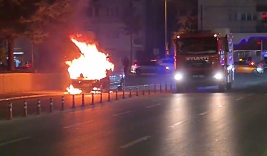 Eskişehir'de gece yarısı panik anları: Araç alev alev yandı