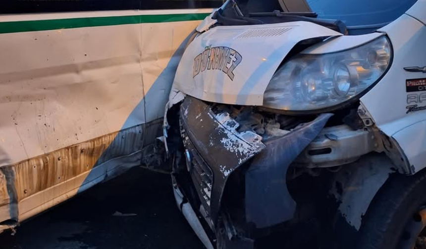 Eskişehir'de iki servis aracı çarpıştı: Yaralılar var!